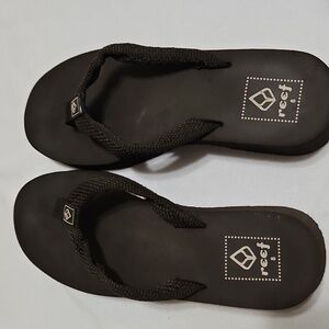 Reef sandals sz 8 color brown in excellent condition